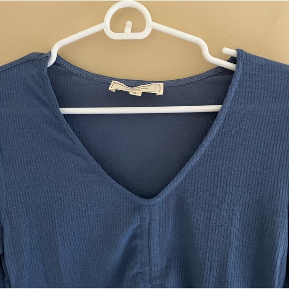 🔹NO COMMENT: Junior girl size M, blue long sleeve, scrunched top w/tie, v-neck. - Picture 5 of 7